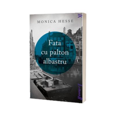 Fata cu palton albastru